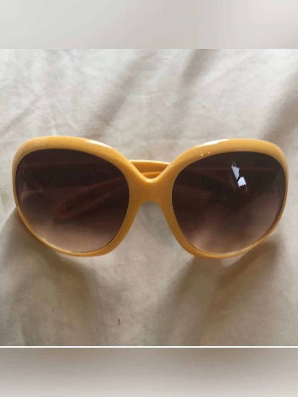 Stylish Yellow Women's Sunglasses - Bold Retro Frame